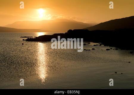 Lago Sørvágsvatn o Leitisvatn, lakeshore tramonto, Vágar, Isole Faerøer, Danimarca Foto Stock