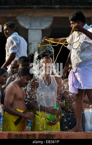 Pellegrini durante abluzioni rituali, Ramanathaswami tempio, Rameswaram, Pamban Isola, Tamil Nadu, India Foto Stock