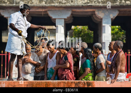 Pellegrini durante abluzioni rituali, Ramanathaswami tempio, Rameswaram, Pamban Isola, Tamil Nadu, India Foto Stock