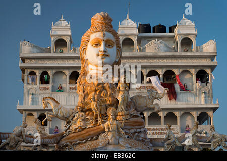 Hotel per pellegrini con un enorme scultura di Shiva, Rameswaram, Pamban Isola, Tamil Nadu, India Foto Stock