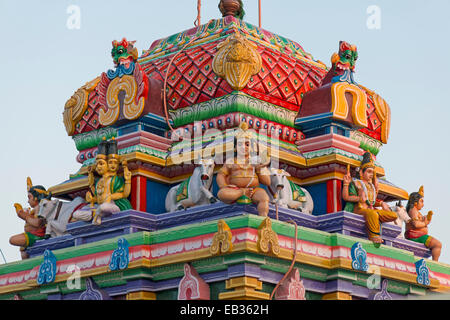 Le figure di divinità su un Gopuram o gate di un tempio indù, Rameswaram, Pamban Isola, Tamil Nadu, India Foto Stock