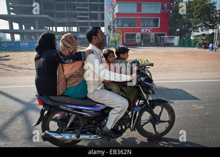 Due donne e un uomo e due bambini che viaggiano insieme su un motociclo, Agra, Uttar Pradesh, India Foto Stock