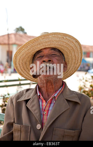 Uomo anziano di fumare un sigaro, Viñales Pinar del Río Provincia, Cuba Foto Stock