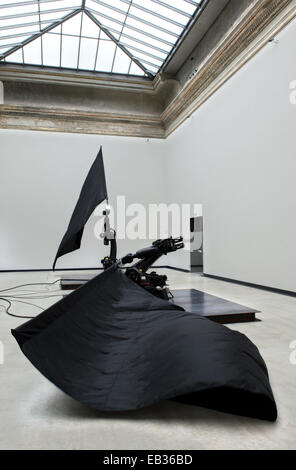 Dresden, Germania. 25 Nov, 2014. Due robot industriali gigante onda bandiere nere nella mostra 'William Forsythe Bandiere nere' nel cubo bianco alla Kunsthalle di Lipsiusbau a Dresda, Germania, 25 novembre 2014. La mostra nella Galleria dei Nuovi Maestri si svolge in collaborazione con la American Danzatrice, coreografa e artista Forsythe e 'l'Forsythe Company." è sul display dal 27 Novembre 2014 fino al 11 gennaio 2015. Credito: dpa picture alliance/Alamy Live News Foto Stock