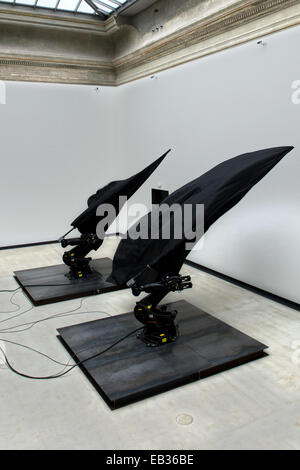 Dresden, Germania. 25 Nov, 2014. Due robot industriali gigante onda bandiere nere nella mostra 'William Forsythe Bandiere nere' nel cubo bianco alla Kunsthalle di Lipsiusbau a Dresda, Germania, 25 novembre 2014. La mostra nella Galleria dei Nuovi Maestri si svolge in collaborazione con la American Danzatrice, coreografa e artista Forsythe e 'l'Forsythe Company." è sul display dal 27 Novembre 2014 fino al 11 gennaio 2015. Credito: dpa picture alliance/Alamy Live News Foto Stock