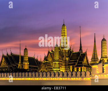 Il Wat Phra Kaeo tempio, Royal Palace, al tramonto, illuminato da Thanon Sanam Chai Road, Bangkok, Tailandia Centrale, Thailandia Foto Stock