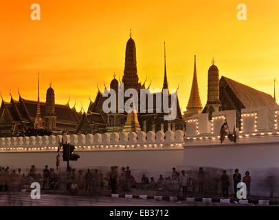 Il Wat Phra Kaeo tempio, Royal Palace, al tramonto, illuminato da Thanon Sanam Chai Road, Bangkok, Tailandia Centrale, Thailandia Foto Stock