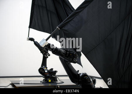 Dresden, Germania. 25 Nov, 2014. Due robot industriali gigante onda bandiere nere nella mostra 'William Forsythe Bandiere nere' nel cubo bianco alla Kunsthalle di Lipsiusbau a Dresda, Germania, 25 novembre 2014. La mostra nella Galleria dei Nuovi Maestri si svolge in collaborazione con la American Danzatrice, coreografa e artista Forsythe e 'l'Forsythe Company." è sul display dal 27 Novembre 2014 fino al 11 gennaio 2015. Credito: dpa picture alliance/Alamy Live News Foto Stock