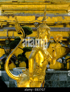 Kinnari, Kinnorn o Kinnare statua, mitica creatura, Wat Phra Kaeo tempio, Palazzo Reale di Bangkok, Tailandia Centrale, Thailandia Foto Stock