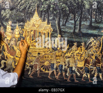 Ramakien, restauro di pitture murali su il Phra Rabieng tour, Wat Phra Kaeo tempio, Palazzo Reale di Bangkok, Tailandia Centrale Foto Stock