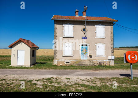 Il francese Ecluse o bloccare i detentori casa sul Canal Champagne et Bourgogne Canal precedentemente noto come Canal de la Marne a la Saone Foto Stock