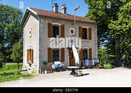 Il francese Ecluse o bloccare i detentori casa sul Canal Champagne et Bourgogne Canal precedentemente noto come Canal de la Marne a la Saone Foto Stock