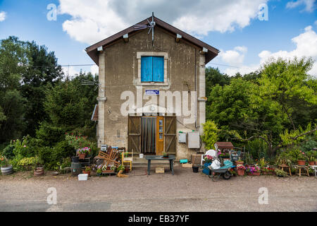 Il francese Ecluse o bloccare i detentori casa sul Canal Champagne et Bourgogne Canal precedentemente noto come Canal de la Marne a la Saone Foto Stock