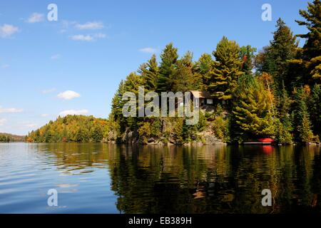 Casa su una roccia circondato da boschi, sopra il lago di canoa, Algonquin Provincial Park, Provincia di Ontario, Canada Foto Stock