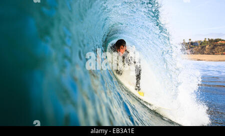 Uomo che naviga un'onda di barile, Malibu, California, Stati Uniti Foto Stock