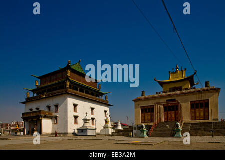 Mongolia, Ulan Bator, Gandan Khiid monastero, il tempio principale, vista di due edifici contro il cielo chiaro Foto Stock