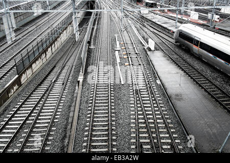 Norvegia, Oslo, vista in elevazione dei binari ferroviari con il passaggio del treno ad alta velocità Foto Stock