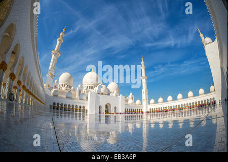 Emirati Arabi Uniti, Abu Dhabi Sheikh Zayed Grande Moschea, basso angolo vista sul cortile Foto Stock
