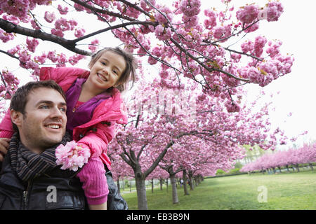 Padre figlia che porta sulle spalle in posizione di parcheggio Foto Stock