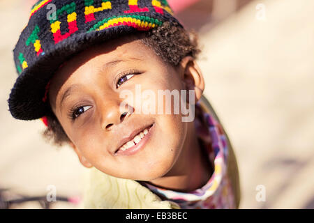 Ritratto di ragazza sorridente indossando un cappello a maglia Foto Stock