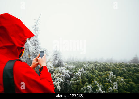 Uomo di fotografare la foresta Foto Stock