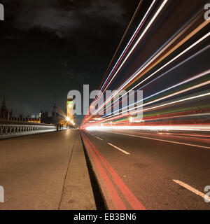 Regno Unito, Inghilterra, Londra, sentiero di luce sul Westminster Bridge Foto Stock