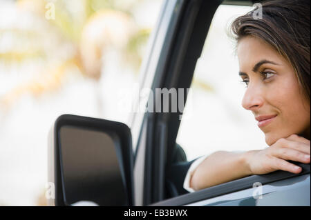La donna caucasica appoggiata sul finestrino Foto Stock