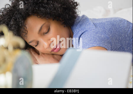 Donna che dorme nel letto Foto Stock