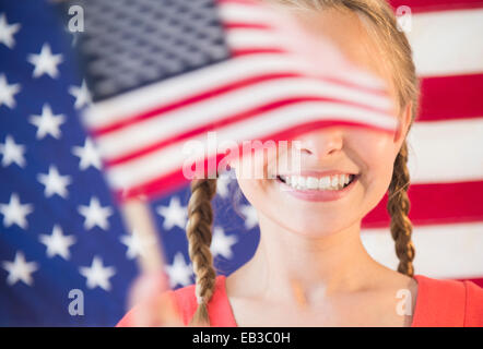 Ragazza caucasica sventola bandiera americana Foto Stock