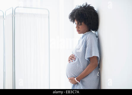 Africana incinta madre americana tenendo lo stomaco in ospedale Foto Stock