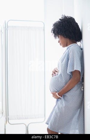 Africana incinta madre americana tenendo lo stomaco in ospedale Foto Stock