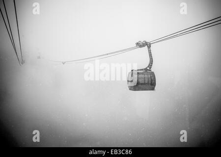 Sci Gondola nella neve pesante, Whistler, British Columbia, Canada Foto Stock