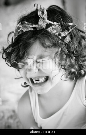 Ritratto di una ragazza tirando funny faces Foto Stock