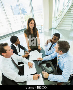 Elevato angolo di visione del business persone che parlano in riunione Foto Stock