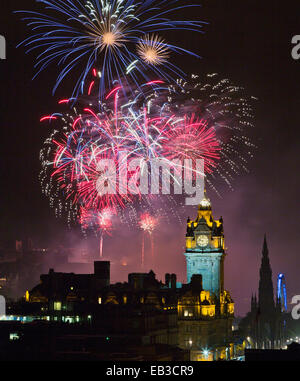 Fuochi d'artificio esplodono sul Castello di Edimburgo, Edimburgo, Scozia, Regno Unito Foto Stock