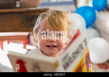 Caucasian baby boy giocando con libro Foto Stock