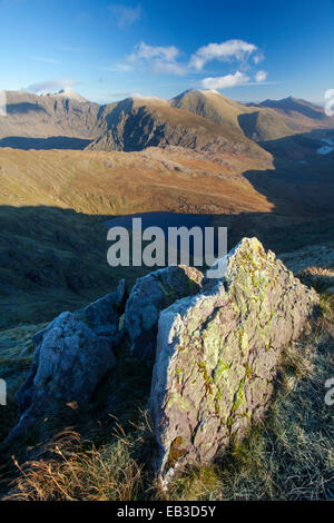 Vista di Carrauntoohil e il Macgillycuddy's trasuda da Stumpa Duloigh. Black Valley, nella contea di Kerry, Irlanda. Foto Stock