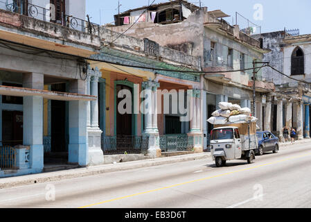 L'Avana, Cuba - 5 Maggio 2014: scene di strada con il vecchio furgoncino e usurate edifici. Foto Stock