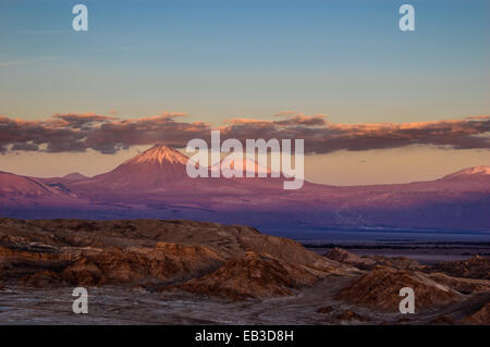 Il Cile, Atacama, vulcano Licancabur dalla valle della luna nel Altiplano cileno Foto Stock