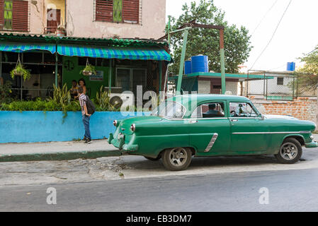 HAVANA , CUBA - 5 Maggio 2014 : classica vecchia vettura americana. Automobili classiche sono ancora in uso in Cuba e i grandi vecchi sono diventati un ico Foto Stock