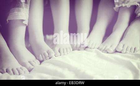 Primo piano di quattro piedi per bambini Foto Stock