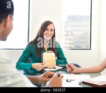 Imprenditrice che mostra il lavoro in riunione Foto Stock