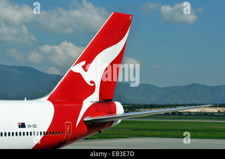 Coda di Boeing 747-400 della Qantas Airways Limited all'Aeroporto Internazionale Guarulhos di Sao Paulo in Brasile Foto Stock