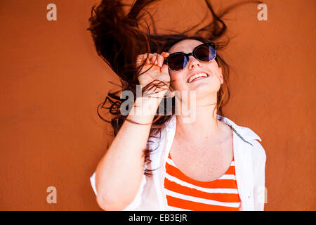La donna caucasica indossando occhiali da sole Foto Stock