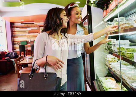 Le donne la scelta di deli cibo al Cafe Foto Stock