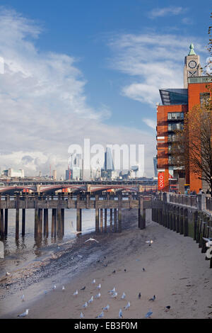 Di Londra, South Bank il foreshore a Gabriel's Wharf, con l'osso edificio sulla destra Foto Stock