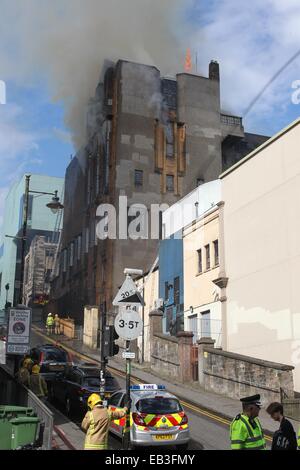 La Glasgow School of Art, progettata da Charles Rennie Mackintosh sul fuoco in Glasgow con: atmosfera dove: Glasgow, Regno Unito quando: 23 Maggio 2014 Foto Stock