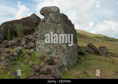 Il Cile, Isola di Pasqua aka Rapa Nui, Rapa Nui NP, Vinapu. Ahu Tahira importante piattaforma cerimoniale con dotati di lastre di basalto. Foto Stock