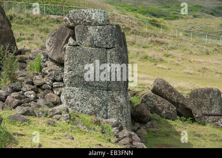 Il Cile, Isola di Pasqua aka Rapa Nui, Rapa Nui NP, Vinapu. Ahu Tahira importante piattaforma cerimoniale con dotati di lastre di basalto. Foto Stock