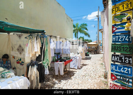 TRINIDAD, CUBA, 8 maggio 2014. Vestiti e souvenir in vendita in strada in Trinidad, Cuba, il 8 maggio 2014. Foto Stock